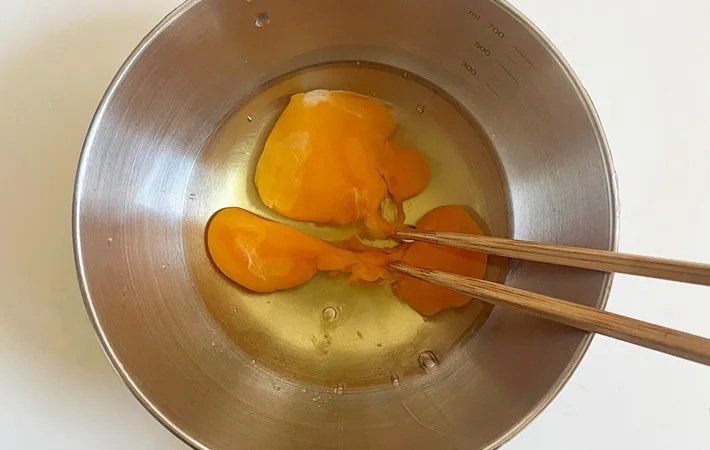 卵を混ぜる画像（撮影：エニママ）