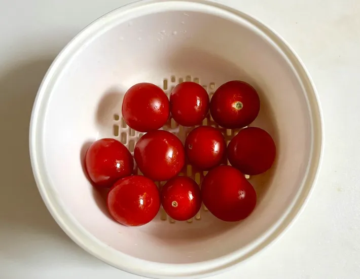 ミニトマト洗う画像（撮影：エニママ）