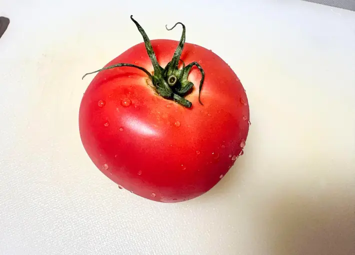 洗ったトマトの画像（撮影：エニママ）