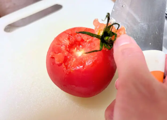 トマトのヘタを取った画像（撮影：エニママ）