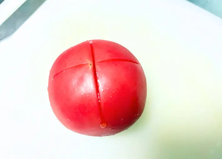 トマトに十字に切り込みを入れた画像（撮影：エニママ）