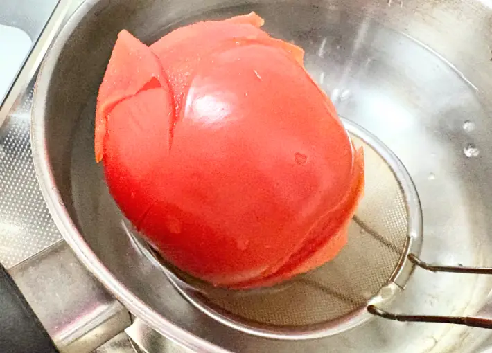 トマトの皮がめくれた画像（撮影：エニママ）