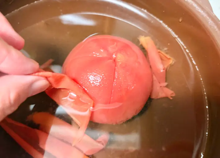 トマトの皮をむいている画像（撮影：エニママ）