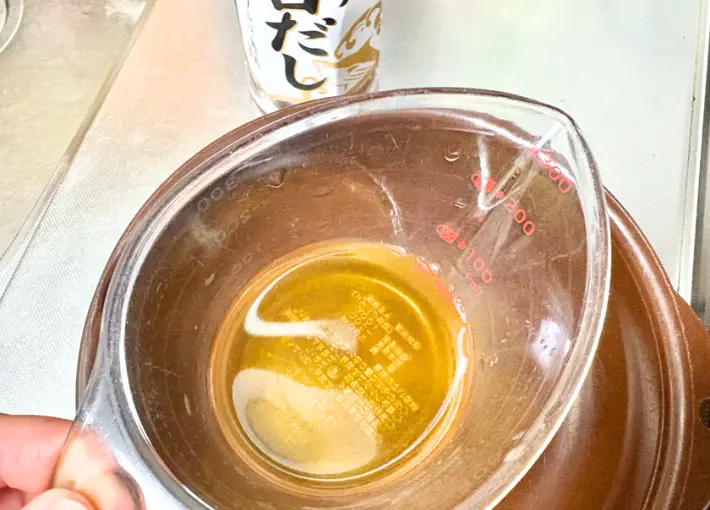 計量カップに白だしを入れた画像（撮影：エニママ）
