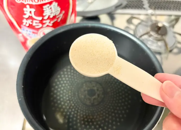 水と『丸鶏がらスープ』を鍋に入れている画像（撮影：エニママ）