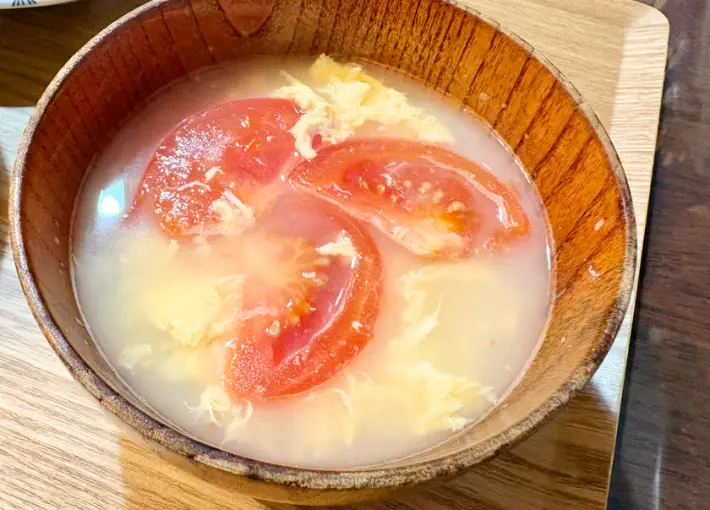 器に盛り付けてトマトを整えた画像（撮影：エニママ）