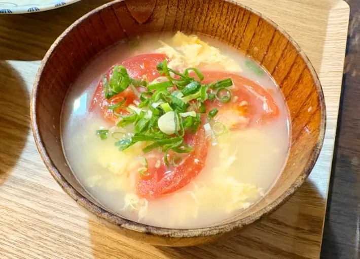 完成した『丸鶏ふわ玉トマトスープ』の画像（撮影：エニママ）