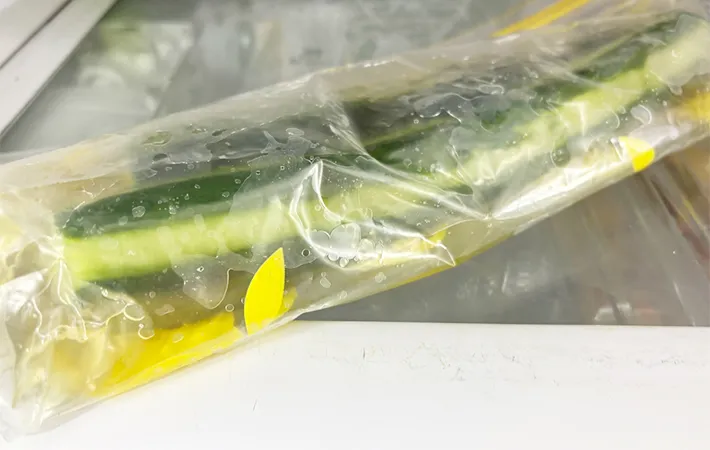 きゅうりを冷蔵庫で冷やしている画像（撮影：エニママ）