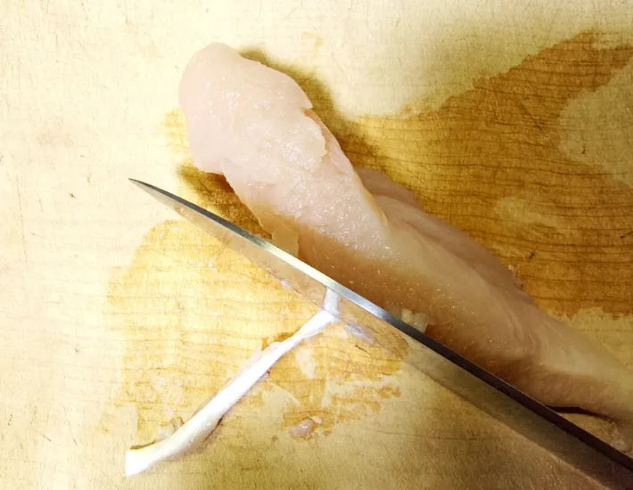鶏ささみの筋をとる画像（撮影：エニママ）