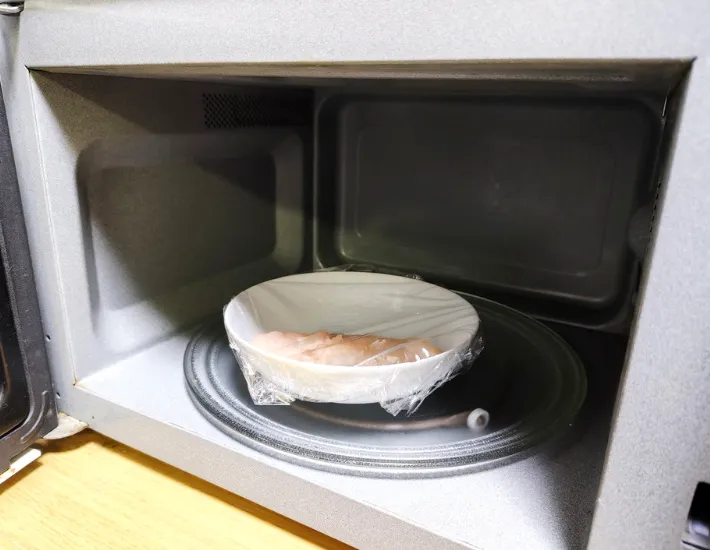鶏ささみをレンジで加熱している画像（撮影：エニママ）