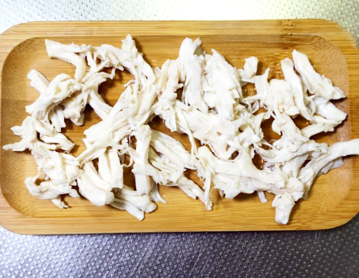 鶏ささみを裂く画像（撮影：エニママ）