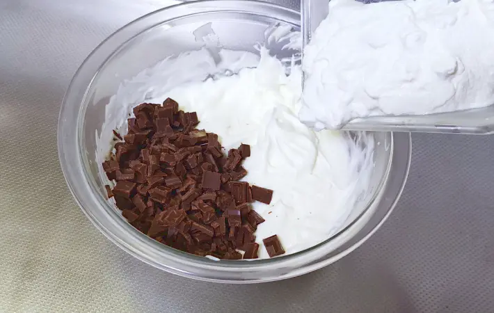 チョコレートとヨーグルトを合わせている画像（撮影：エニママ）