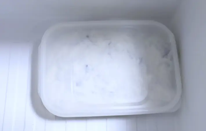 混ぜた材料を冷凍庫で冷やしている画像（撮影：エニママ）