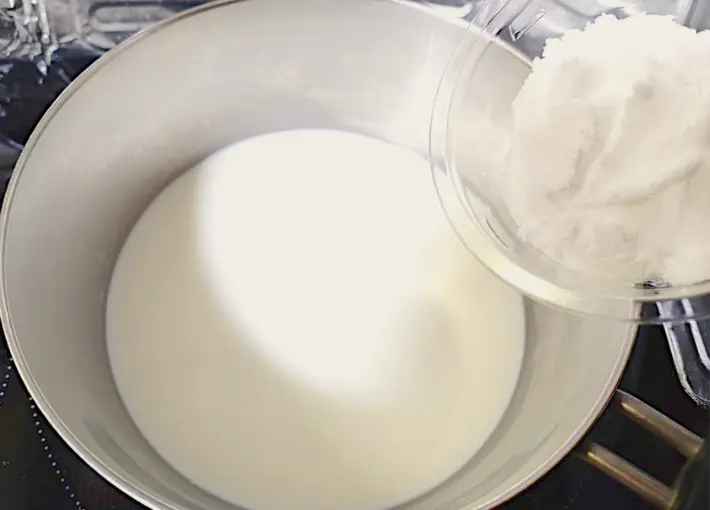 鍋に牛乳を入れ砂糖を入れている画像（撮影：エニママ）