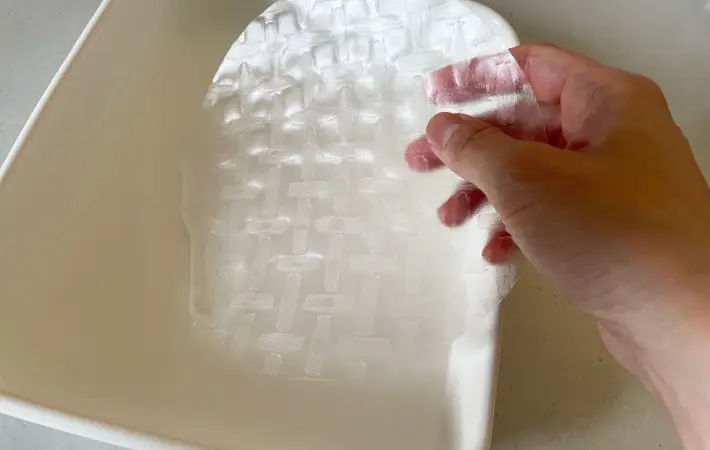 ライスペーパーを水で戻している画像（撮影：エニママ）