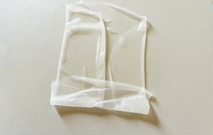 ライスペーパーを巻いている画像（撮影：エニママ）