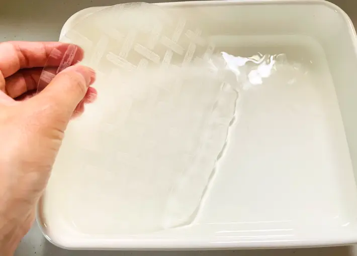 ライスペーパーを水で戻している画像（撮影：エニママ）