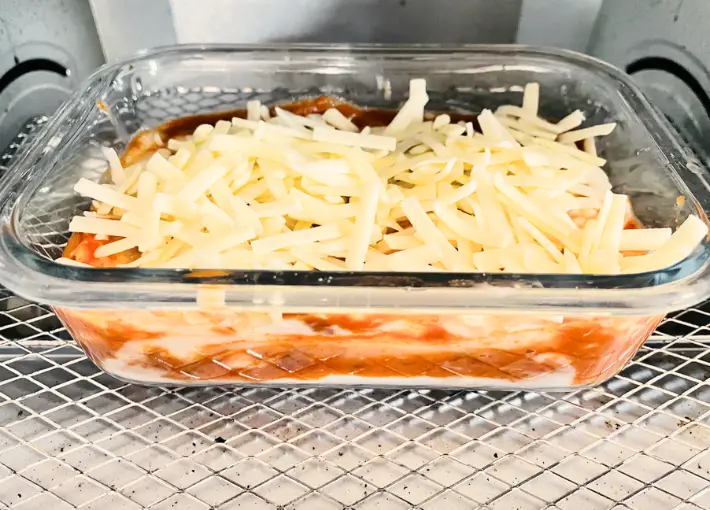 チーズを乗せトースターに入れた画像（撮影：エニママ）