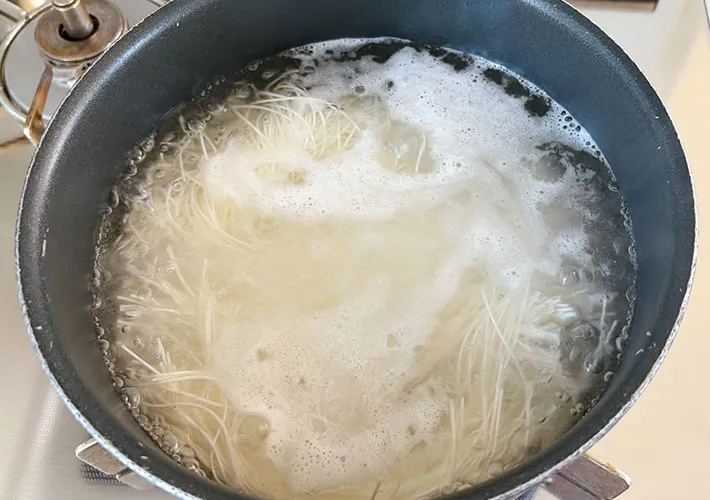 そうめんをゆでている画像（撮影:エニママ）