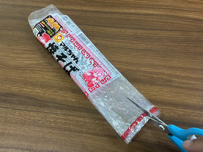 焼きそば袋に切れ込みを入れる場面（撮影：grapeライフハック編集部）