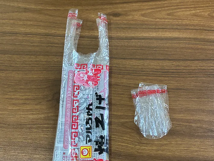 U字の切れ込みを入れた焼きそば袋（撮影：grapeライフハック編集部）