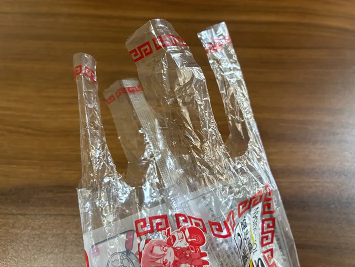持ち手ができた焼きそば袋（撮影：grapeライフハック編集部）