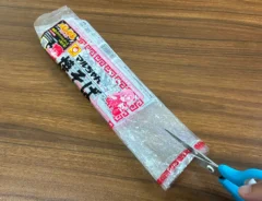 焼きそば袋に切れ込みを入れる場面（撮影：grapeライフハック編集部）