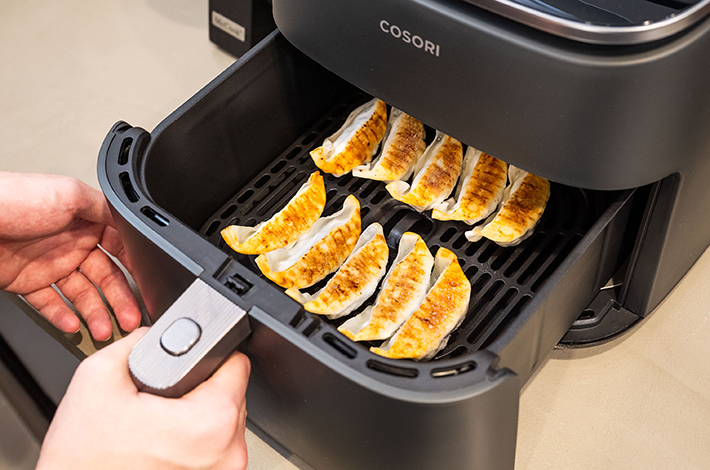 『COSORI 6.0L ノンフライヤー』で温めた餃子の写真