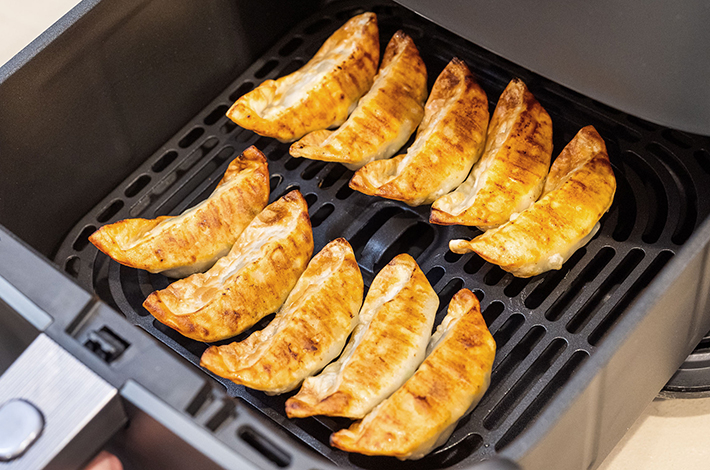 『COSORI 6.0L ノンフライヤー』で温めた餃子の写真