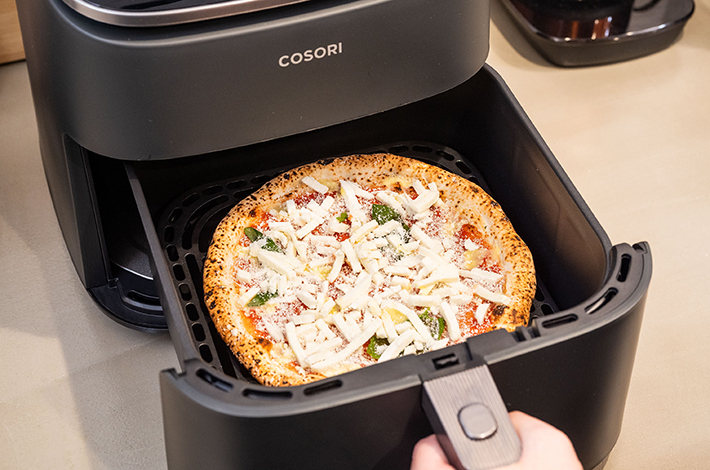 『COSORI 6.0L ノンフライヤー』に入れた冷凍ピザの写真