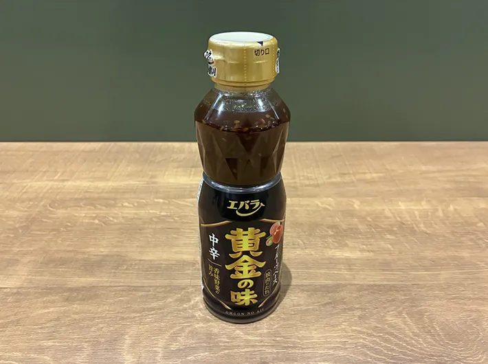 机に置かれた焼き肉のタレ（撮影：grapeライフハック編集部）