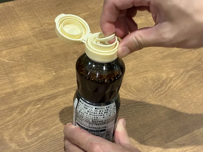 焼き肉のタレをななめ45度にめくって開ける場面（撮影：grapeライフハック編集部）