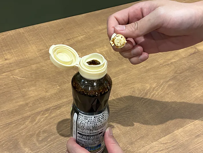 焼き肉のタレの中栓が開いた場面（撮影：grapeライフハック編集部）