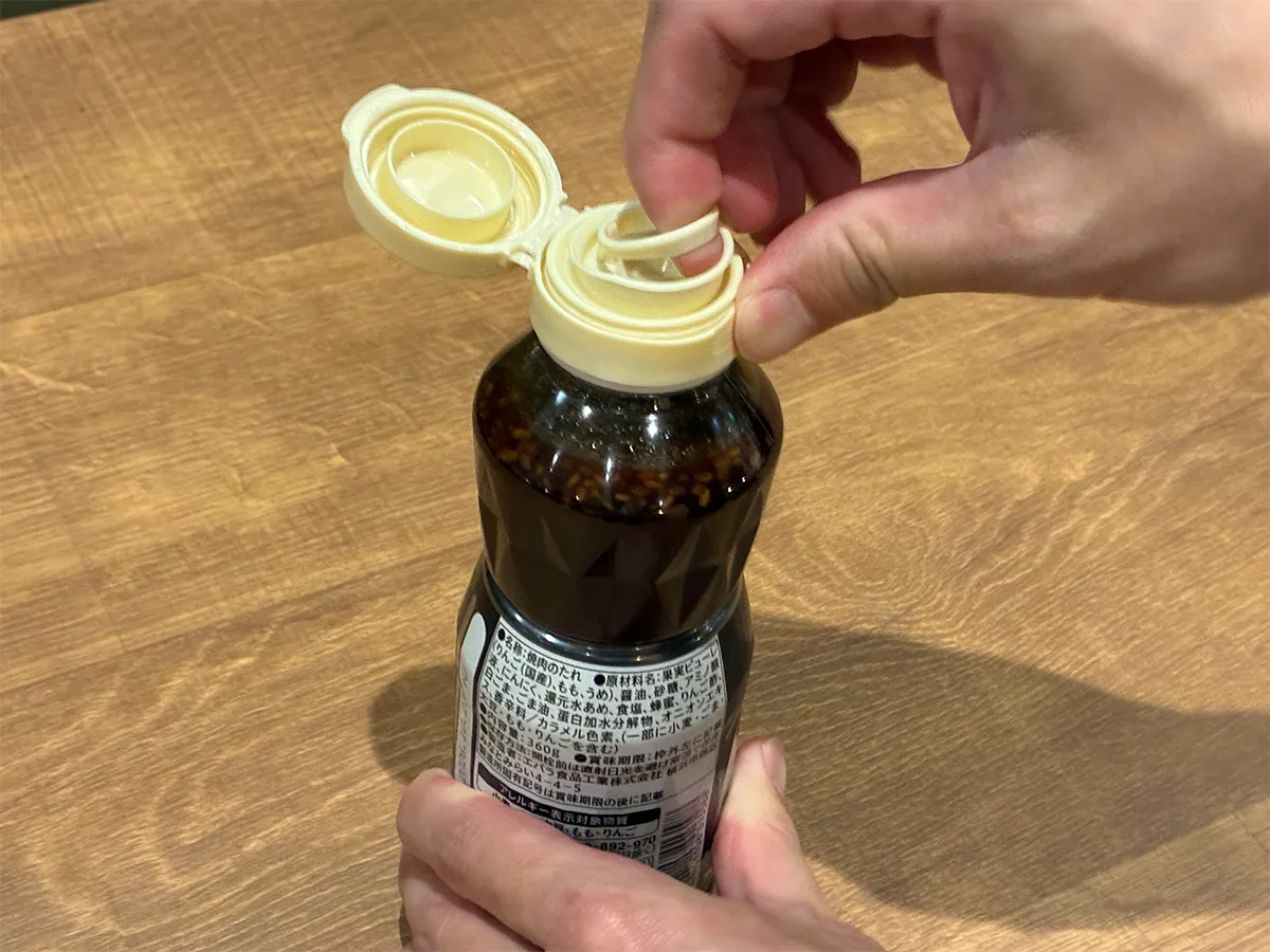 焼き肉のタレをななめ45度にめくって開ける場面(撮影:grapeライフハック編集部)