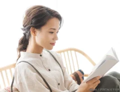 本を読む人の写真