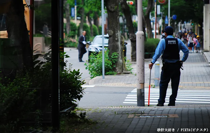 警戒する警察官のイメージ写真