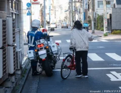 自転車を取り締まる警察の写真