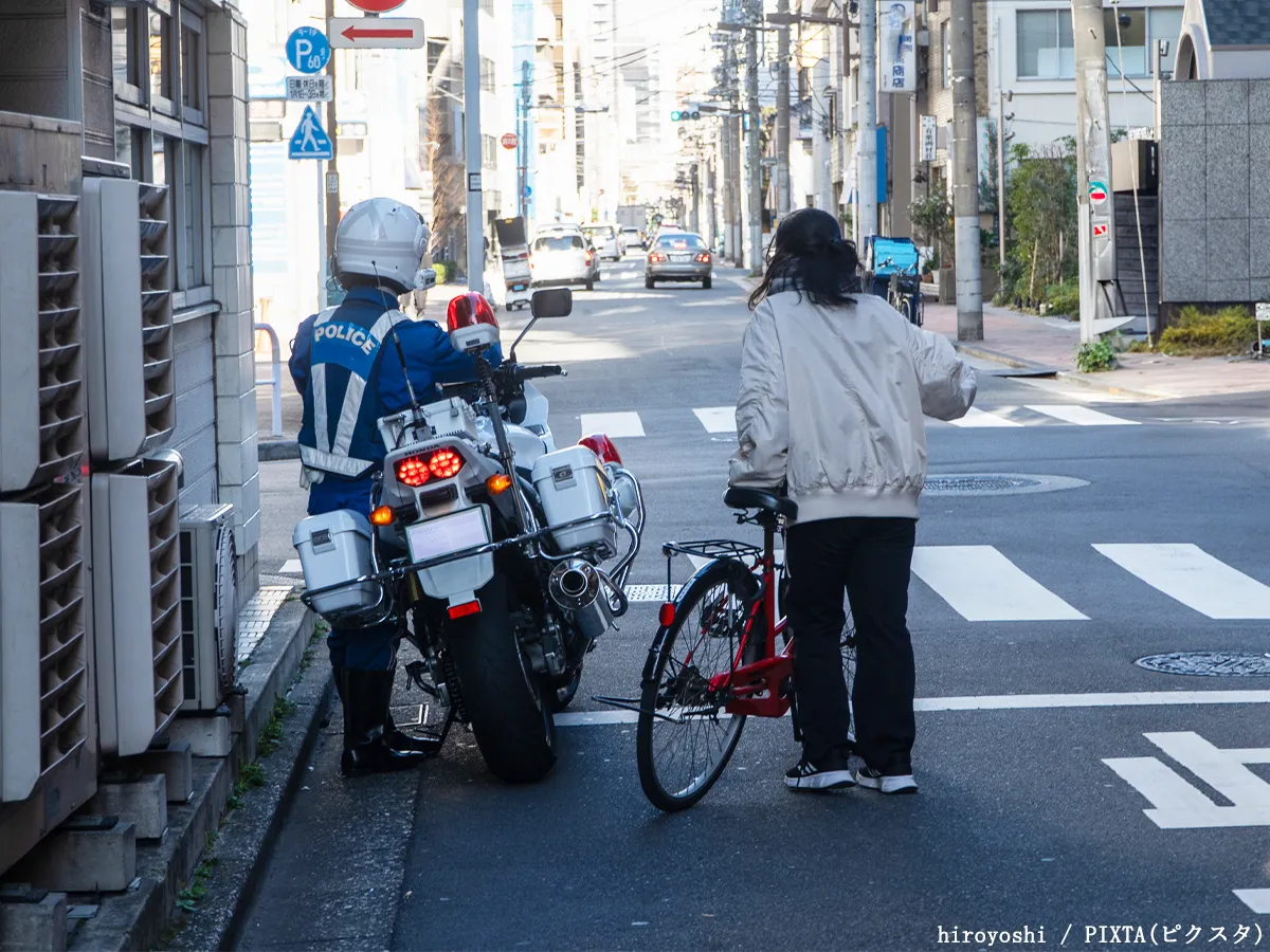 自転車を取り締まる警察の写真