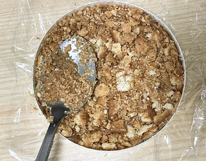 ビスケット生地を押し固める写真（撮影：grapeフード編集部）