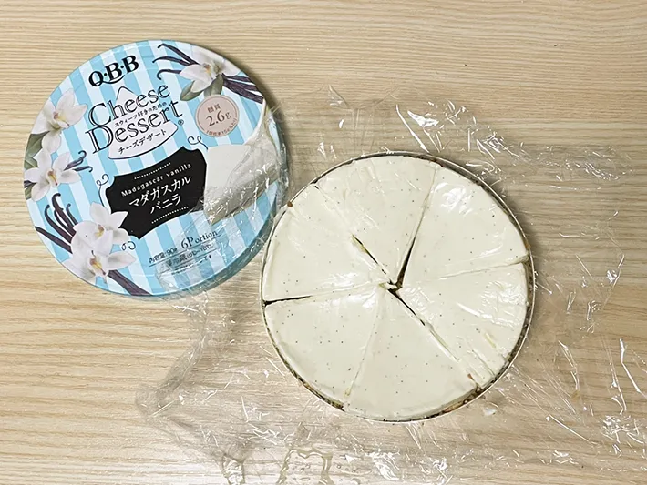 クッキー生地に『チーズデザート6P』を重ねて並べる写真（撮影：grapeフード編集部）