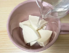 『チーズデザート6P瀬戸内レモン』に水を注ぐ写真（撮影：grapeフード編集部）