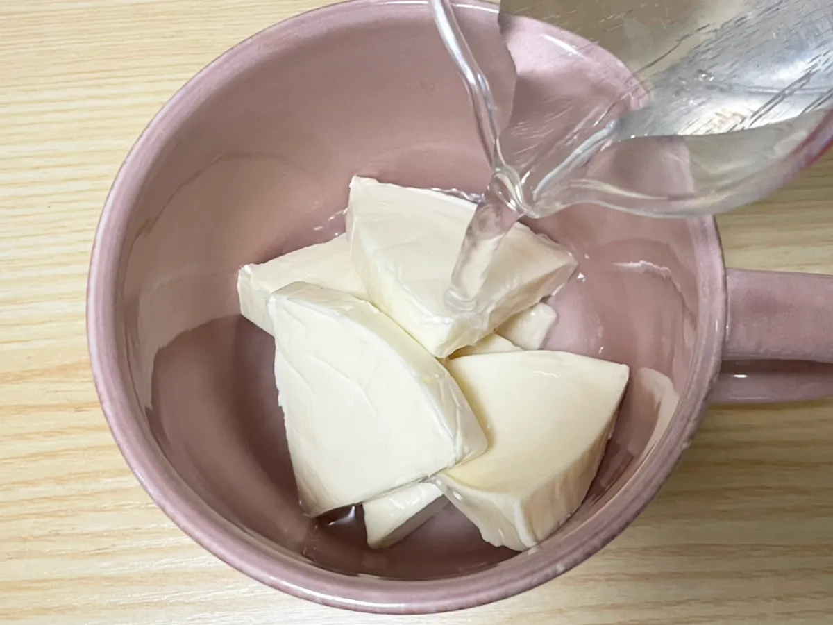 『チーズデザート6P瀬戸内レモン』に水を注ぐ写真（撮影：grapeフード編集部）