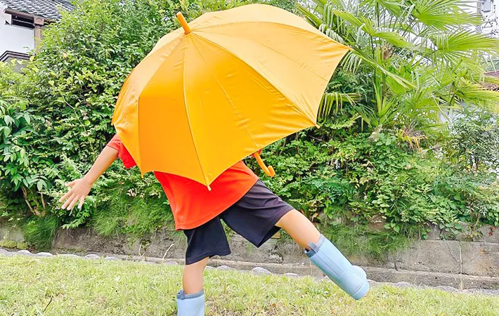 傘をさす子供の写真（撮影：キジカク）