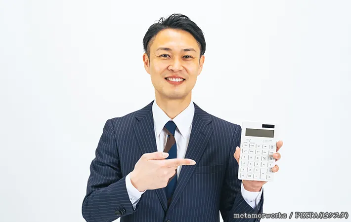 計算機を持つ男性の写真
