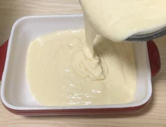 ケーキの生地を耐熱容器に流し込む写真（撮影：grapeフード編集部）