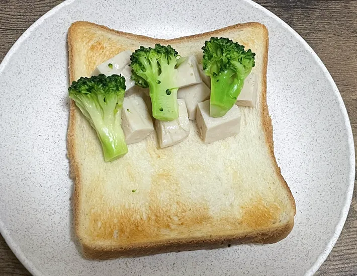 食パンにサラダチキンとブロッコリーをのせた写真（撮影：grapeフード編集部）
