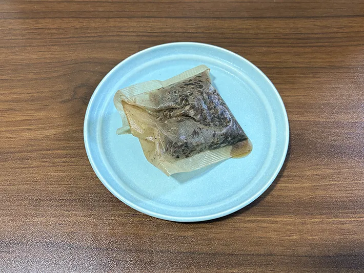抽出した後、皿に乗せた麦茶パック（撮影：grapeライフハック編集部）