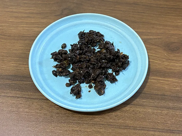小皿に取り出した茶殻（撮影：grapeライフハック編集部）