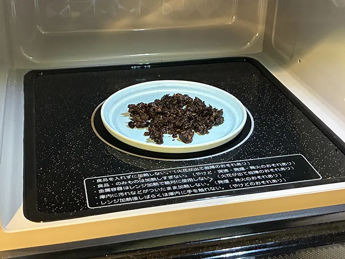 電子レンジで温める茶殻（撮影：grapeライフハック編集部）