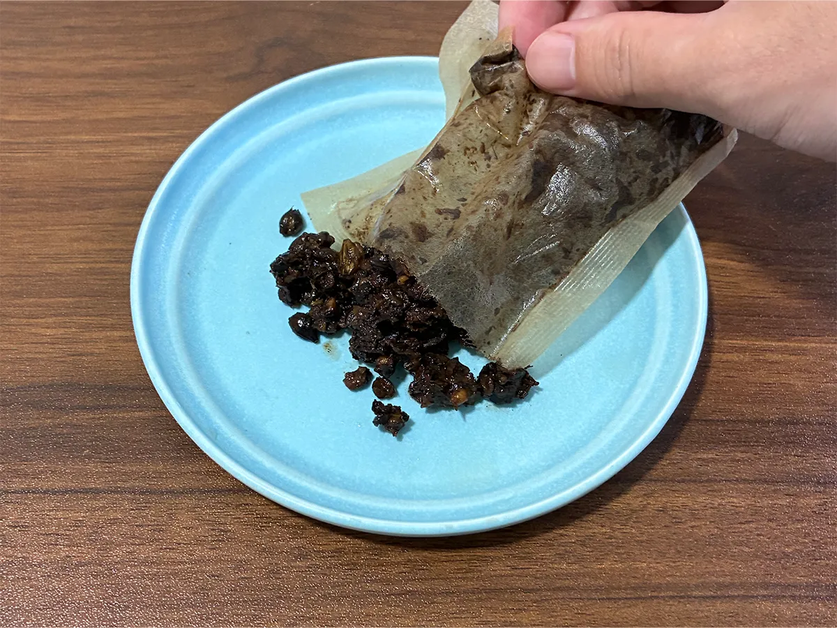 麦茶パックの茶殻を取り出す場面(撮影:grapeライフハック編集部)